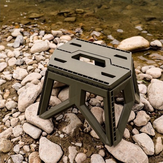 tabouret pliable sur un sol rocailleux