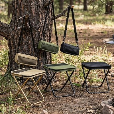 Tabouret pliable trois coloris avec dragonne