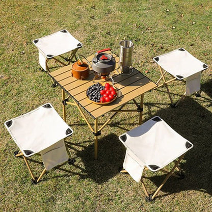 Tabouret pliant blanc autour d'une table