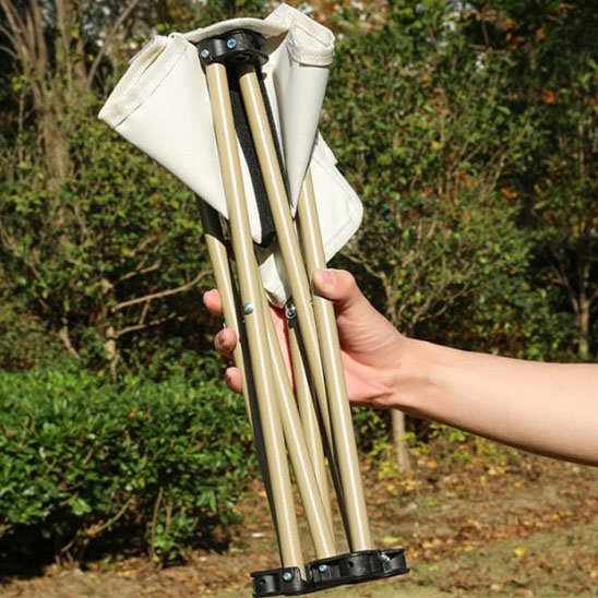 Tabouret pliant dans la main d'un homme