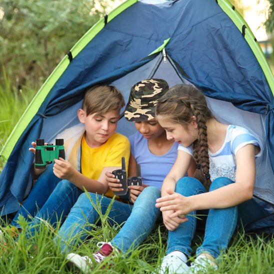 Talkie walkie enfant dans une tente