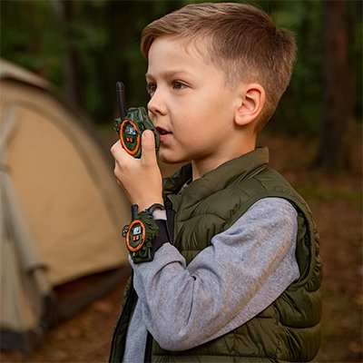 Talkie walkie enfant discutant avec ses amis
