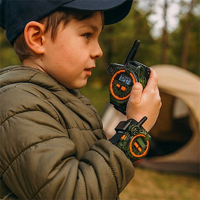 Talkie walkie enfant explorant en plein air