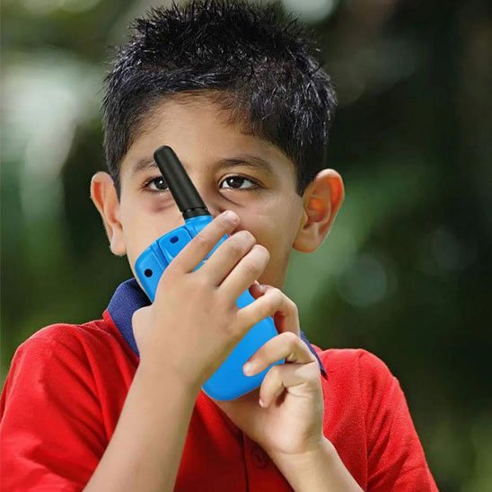 Talkie walkie enfant jeune garçon qui communique