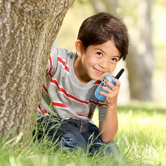 Talkie walkie enfant jeune garçon qui joue