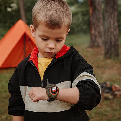 Talkie walkie enfant petit garçon le portant au poignet