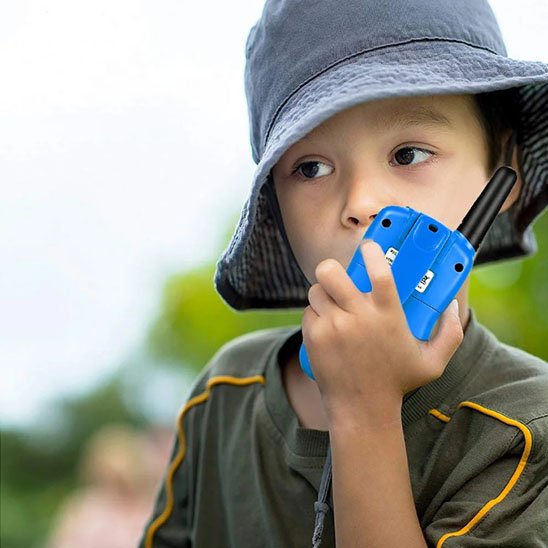 Talkie walkie enfant qui discute avec ses amis