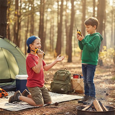 talkie walkie enfant qui s'amusent près de leur bivouac