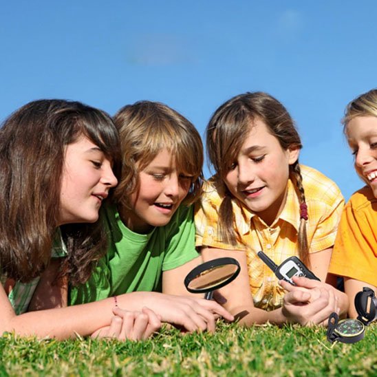 Talkie walkie enfant qui s'amusent
