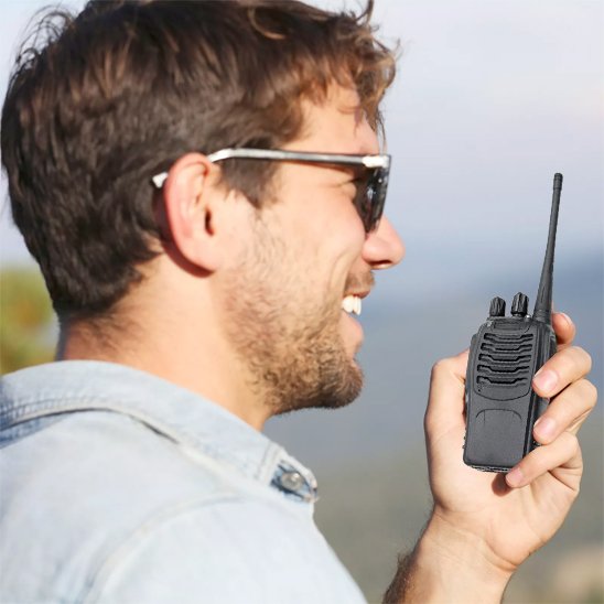 Talkie walkie homme qui communique