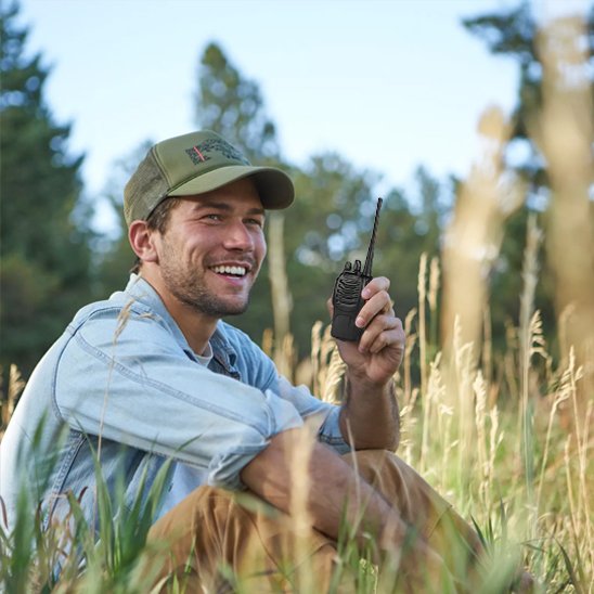 Talkie walkie homme se cachant dans les herbes