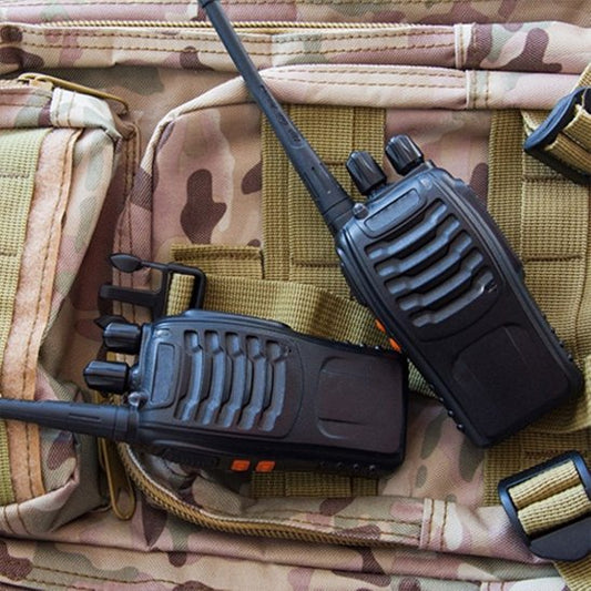 Talkie walkie reposant sur un sac à dos 