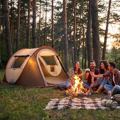 tente huit personnes profitent du feu