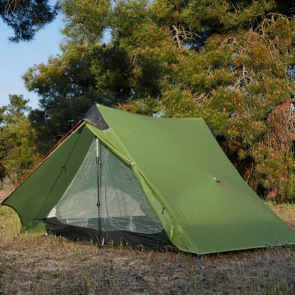 Tente camping avec bâtons de marche pour la monter