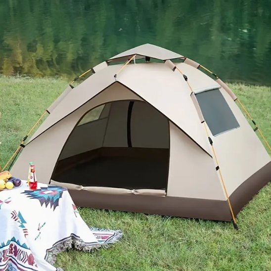 Tente camping avec multiples fenêtres 