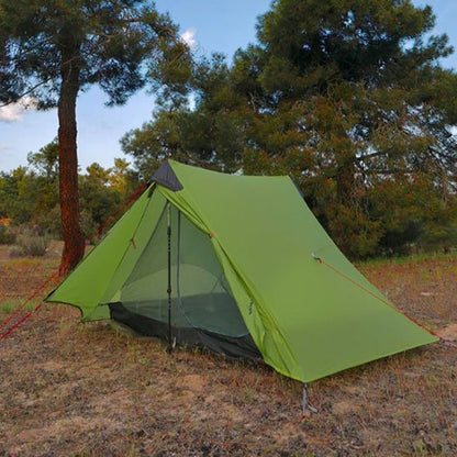 Tente camping montée avec bâtons de trekking