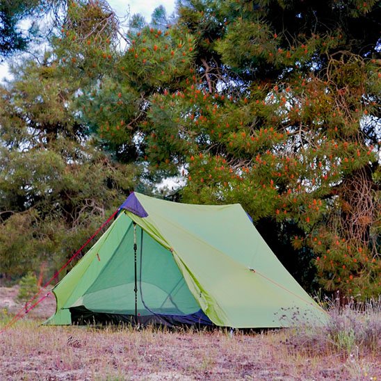 Tente camping montée avec des bâtons de marche 
