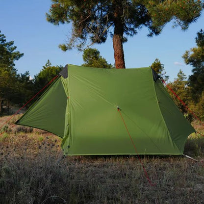 Tente camping pour le trekking avec bâtons de marche 