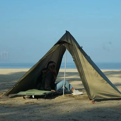 Tente camping pratique installée sur la plage 