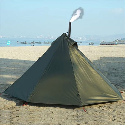 Tente camping sur la plage avec cheminée