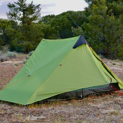Tente camping verte montée avec bâtons de marche 