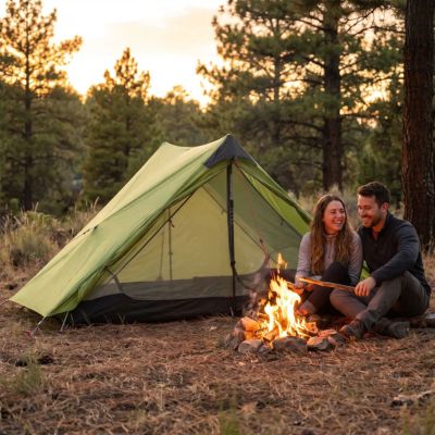 tente randonnée verte couple au feu de camp