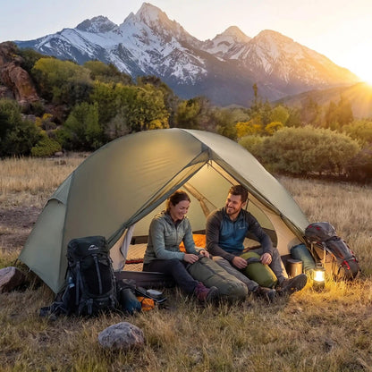 Tente trek couple en repos pour la nuit 