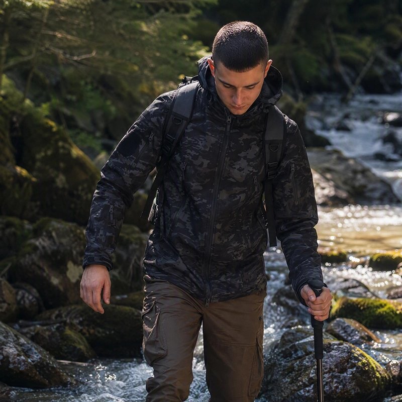 Veste imperméable homme qui fait du trekking