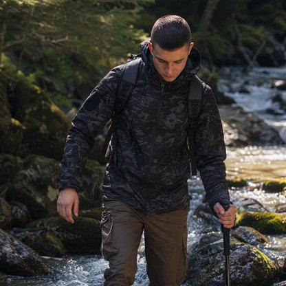 Veste imperméable homme qui fait du trekking