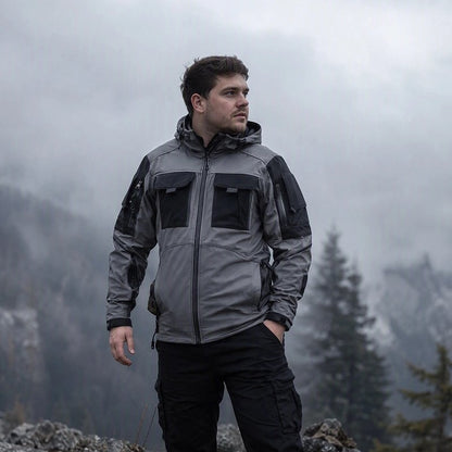 Veste randonnée homme​ au sommet de la montagne 